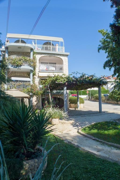 In With Terrace, Air Condition, Wifi, Washing Machine Apartman *