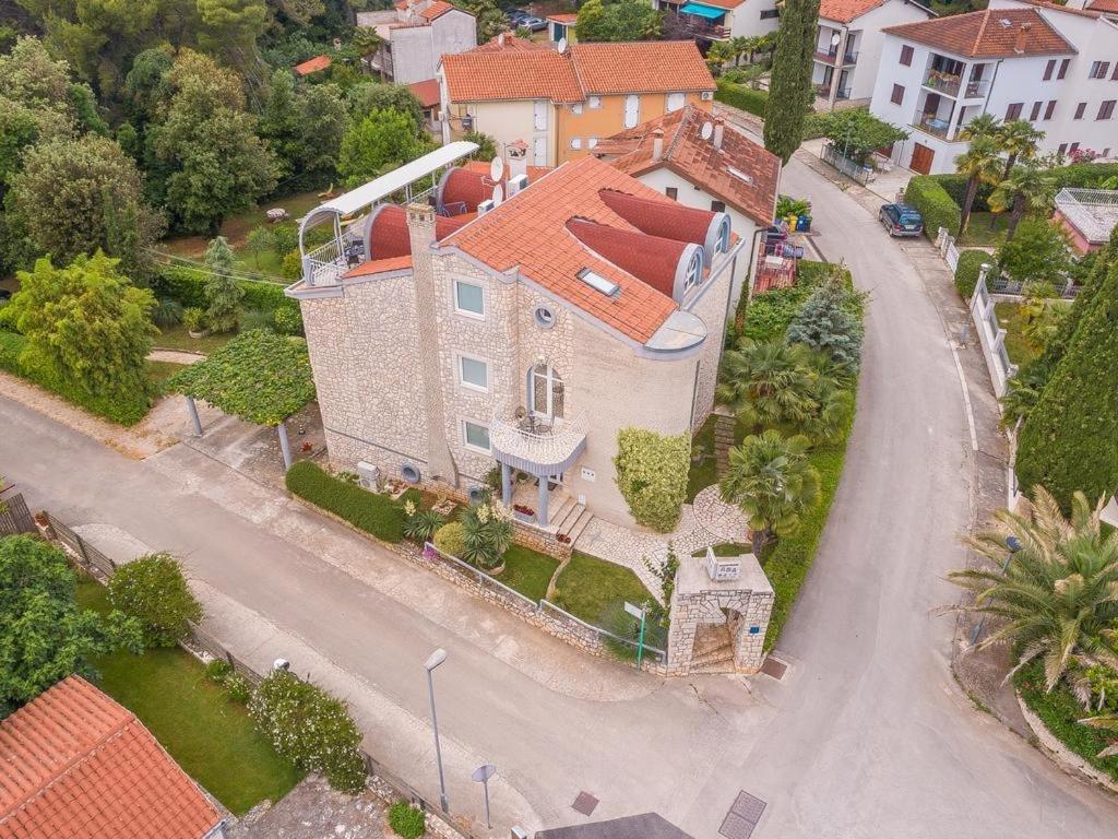 In With Terrace, Air Condition, Wifi, Washing Machine Apartman *